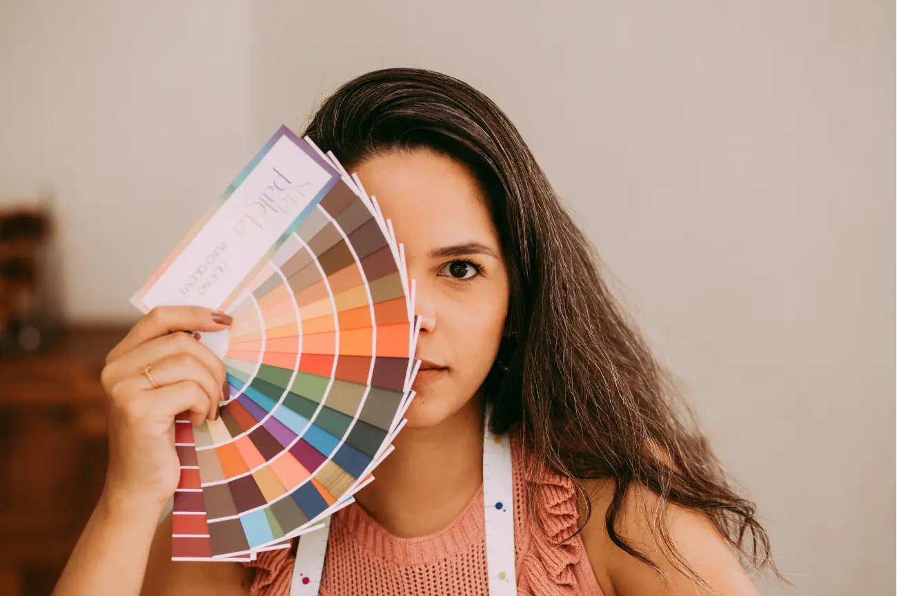 Kiểm tra và xác định personal color bằng cách ướm thử bảng màu lên da mặt