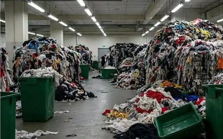 Số lượng quần áo thải ra từ thời trang nhanh